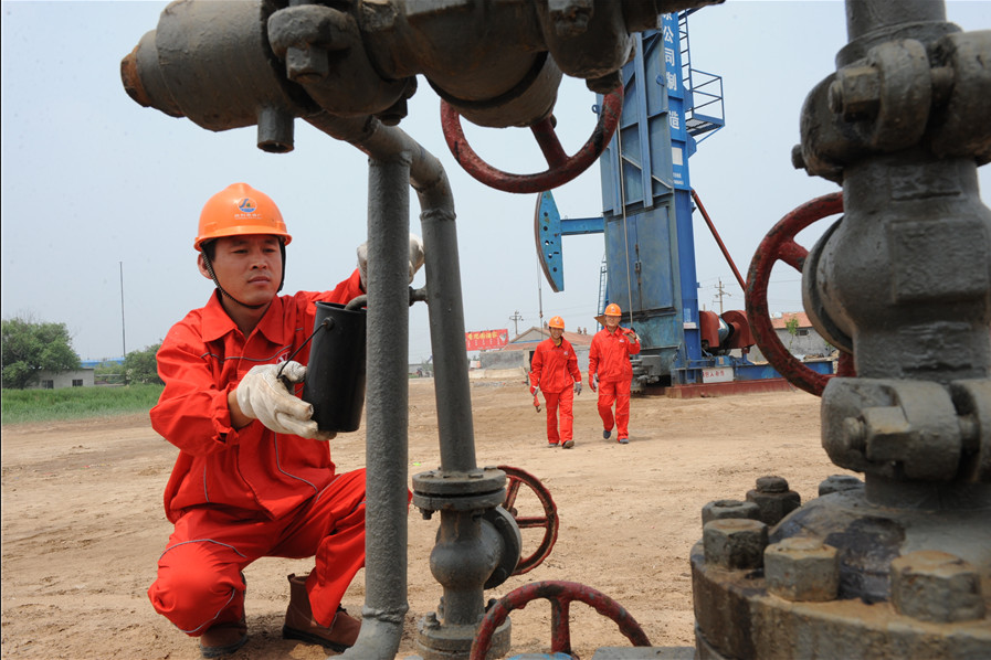 Falling Crude Prices Drag Down Profits At China's Oil Giants