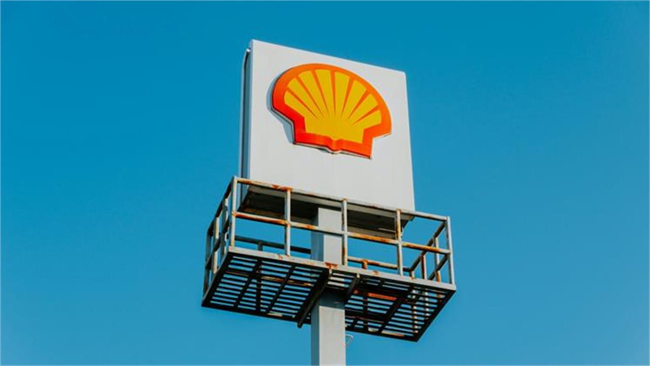 Shell Trims Gas, LNG Output Outlook, Flags Weaker Trading