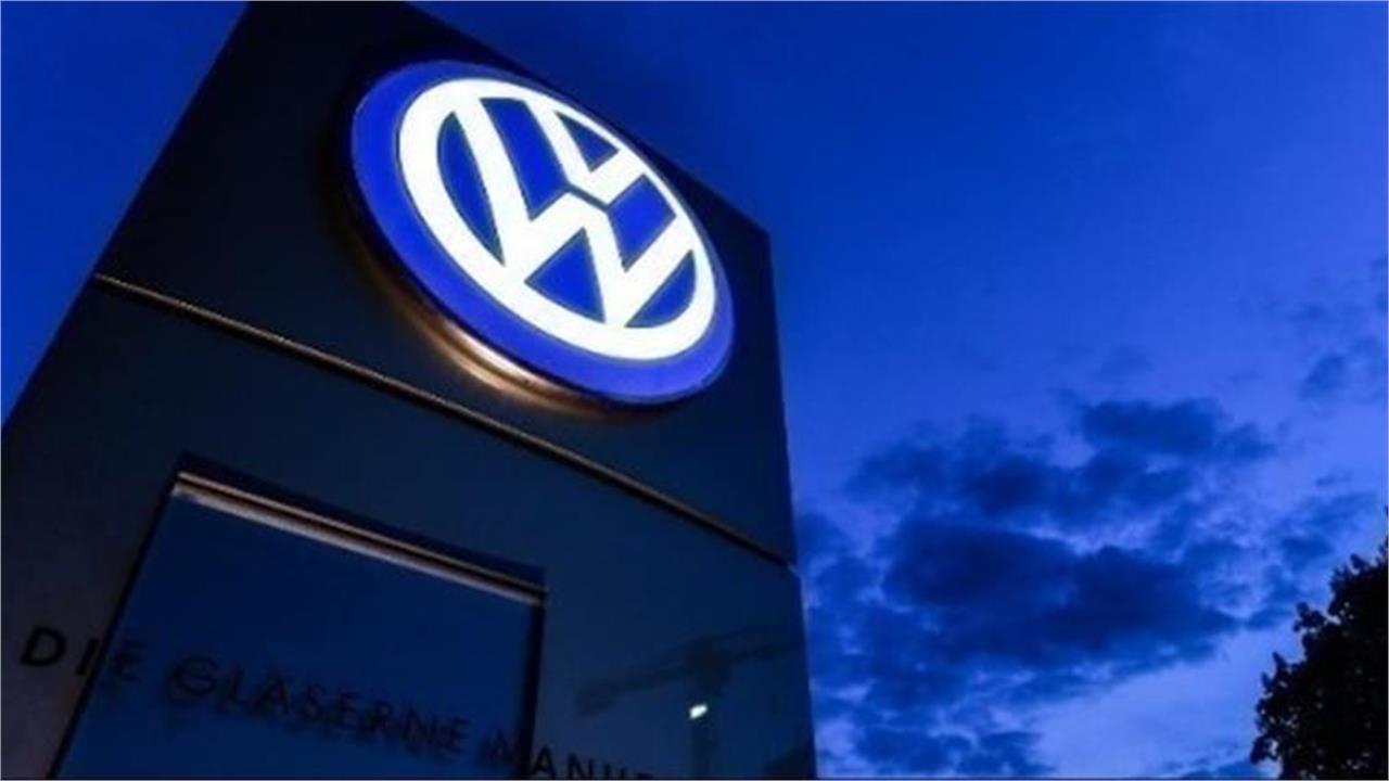 Volkswagen Reins in Margin Hopes as Tariffs Cloud Prospects