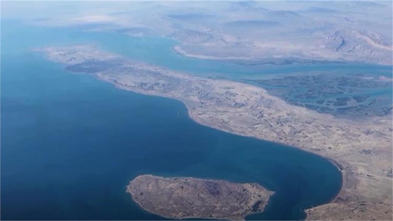 Oil Tankers 'Starting to Dribble Through' Strait of Hormuz, Says White House