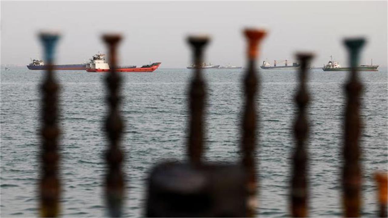 Few Tankers Enter Hormuz to Load Oil, LNG Floating Storage Rises, Data Shows
