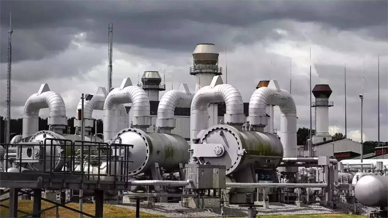 India Poised to Sharply Cut Russian Oil Purchases After Sanctions, Sources Say
