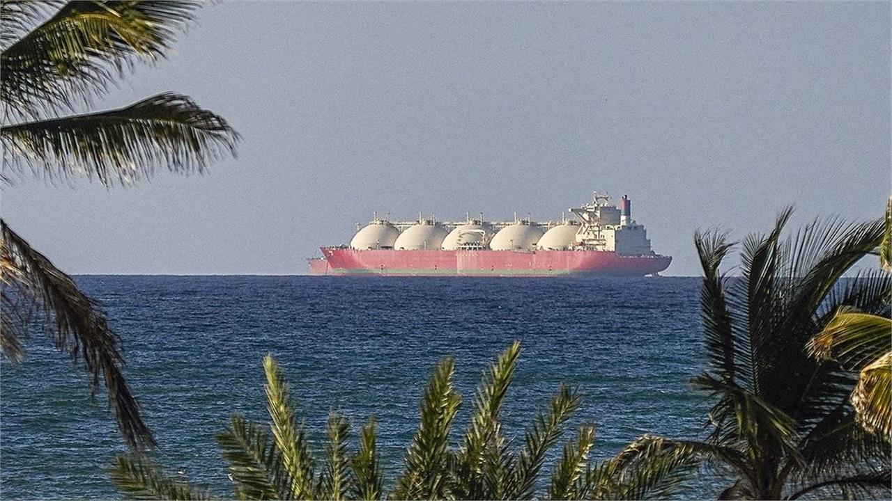 Trump Says US to Pause Operation to Guide Vessels Through Strait of Hormuz