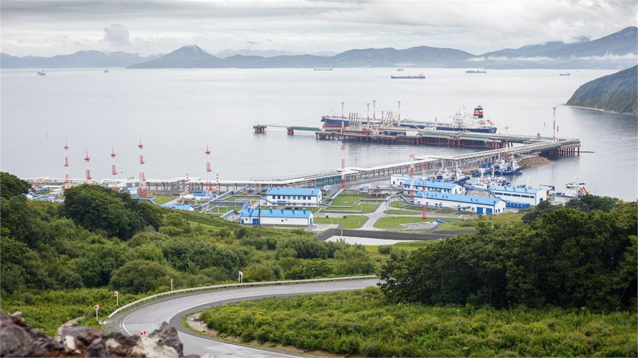 Greek Shippers Return to Russian Oil Market as Prices Slip Below G7 Cap, Sources Say