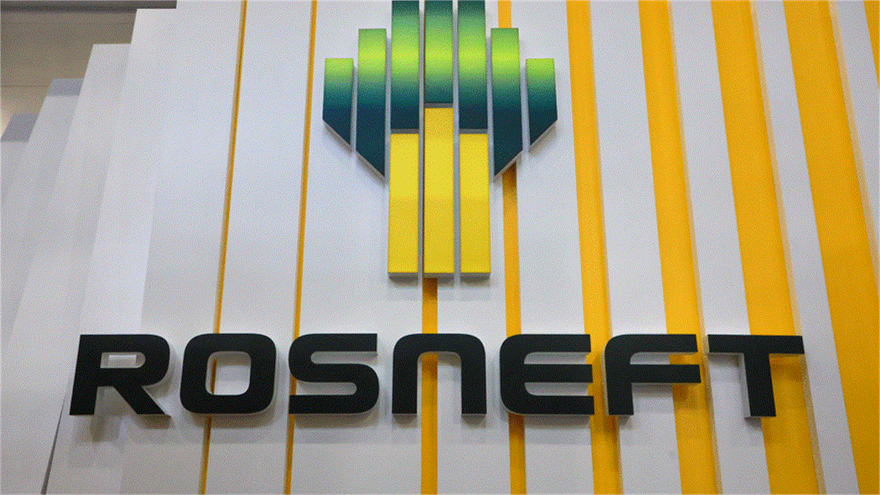 Rosneft Net Income Drops 68% in First Half, Blames OPEC for Weak Oil Prices