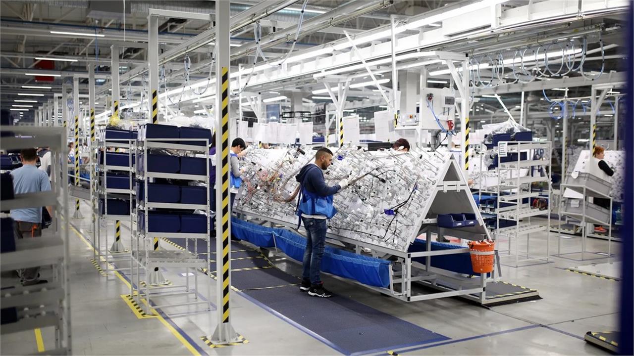 Germany's Leoni to Shut Plant in Serbia, Cut 1,900 Jobs