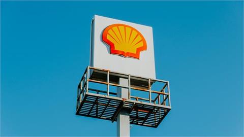 Shell Trims Gas, LNG Output Outlook, Flags Weaker Trading