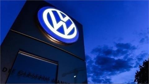 Volkswagen Reins in Margin Hopes as Tariffs Cloud Prospects