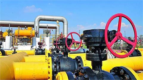 Natural Gas Spending to Hit 10-Year High in 2026 as Oil Investment Falls, IEA Says