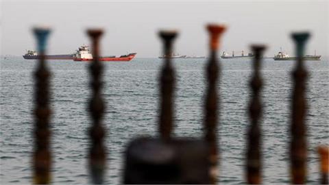 Few Tankers Enter Hormuz to Load Oil, LNG Floating Storage Rises, Data Shows