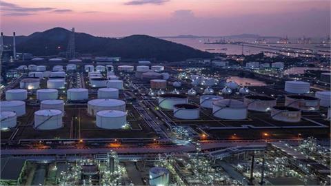 Gulf Oil Exports Steady in July, Still 40% Below Pre-War Mark
