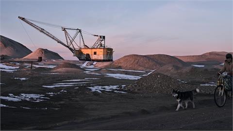 US and Ukraine Sign Critical Minerals Deal After Months of Tense Negotiations 