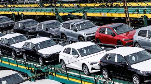 EU Carmakers to Comply With 90% Emissions Reduction by 2035 as Full Combustion Engine Ban Scrapped