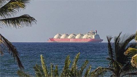 Trump Says US to Pause Operation to Guide Vessels Through Strait of Hormuz