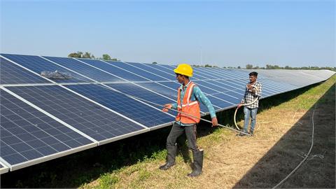 India's Solar Panel Exports Slump in September as US Tariffs Bite