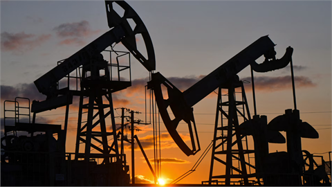 Russia's Oil and Gas Revenue Seen Halving in December to Lowest Since August 2020
