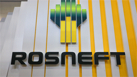Rosneft Net Income Drops 68% in First Half, Blames OPEC for Weak Oil Prices