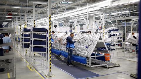 Germany's Leoni to Shut Plant in Serbia, Cut 1,900 Jobs